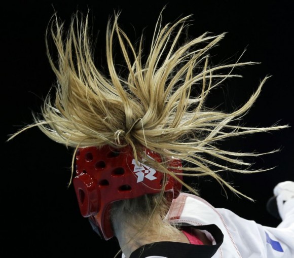 El pelo de la francesa Marlene Harnois durante el torneo de taekwondo contra la chilena Yeny Contreras Loyola. Foto: NG HAN GUAN (AP)