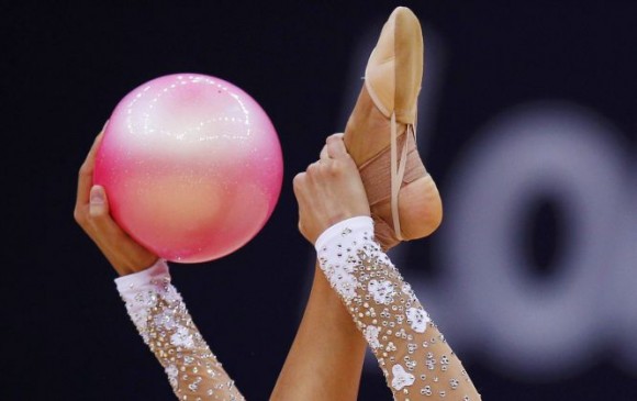 Momento de la actuación de la rusa Evgeniya Kanaeva en la competición de gimnasia rítmica. Foto: BRIAN SNYDER (REUTERS)