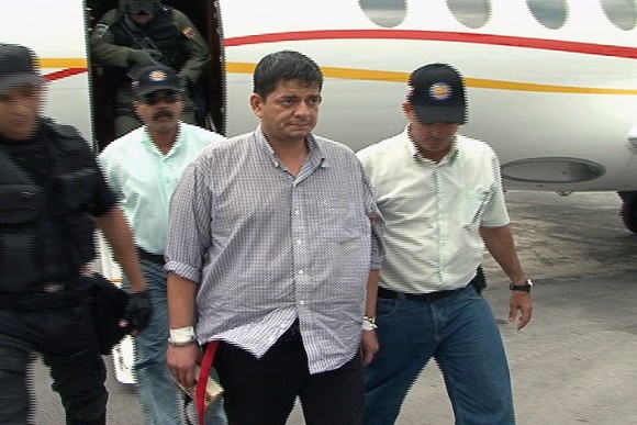 Momento en que el terrorista Chávez Abarca baja del avión en La Habana.