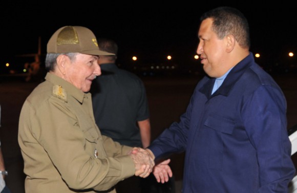 El presidente venezolano Hugo Rafael Chávez fue recibido por su homólogo cubano Raúl Castro Ruz. Foto: Estudios Revolución 