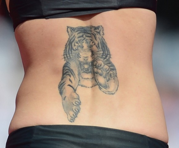 El tatuaje de la alemana Ariane Friedrich, que compite en salto de altura. Foto: FRANCK FIFE (AFP)