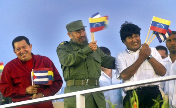 Chávez, Fidel y Evo, en la Plaza de la Revolución. Foto: Ismael Francisco/Archivo de Cubadebate.