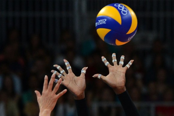 La estadounidense Destinee Hooker intenta atrapar el balón en la semifinal de voleibol contra Corea del Sur.Foto: KIRILL KUDRYAVTSEV (AFP)