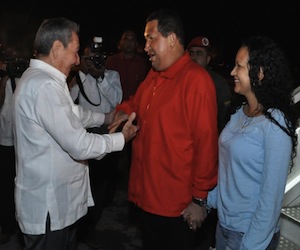 el-presidente-venezolano-hugo-chavez-fue-recibido-por-su-homologo-cubano-raul-castro-estudios-revolucion-580x4351