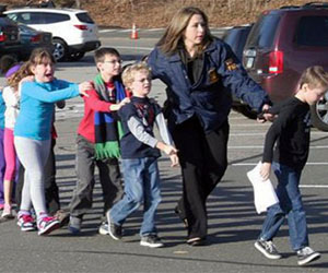Niños son evacuados de escuela de Connecticut donde ocurrió el tiroteo
