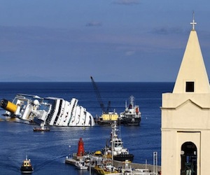El crucero 'Costa Concordia', hundido frente a la isla de Giglio. Foto: Reuters