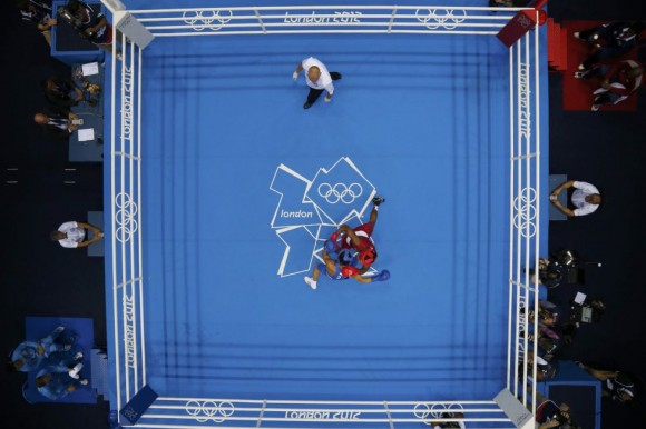 El estadounidense Jamel Herring (rojo) se enfrenta a Daniyar Yeleussinov de Kazajistán durante el torneo de boxeo de -64 kg. Foto: MURAD SEZER (REUTERS)
