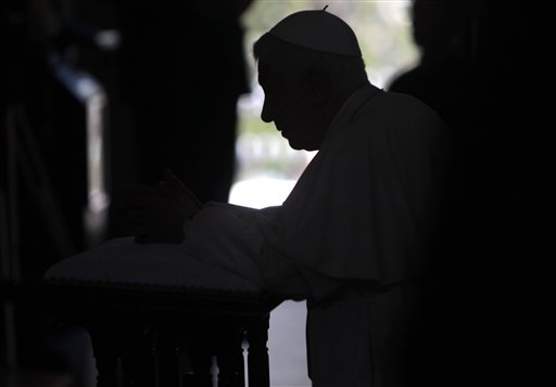 El Papa Benedicto XVI ora en el Santuario del Cobre, Santiago de Cuba. Foto: Esteban Felix, pool de prensa 