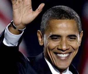 Barack Obama es reelegido como presidente de los Estados Unidos. Saluda a una multitud que lo vitorea 