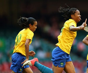 La brasileña Renata celebra el primer gol de Brasil. Detrás de ella, la estelarísima Marta.