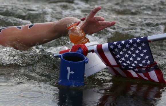 La estadounidense Haley Anderson coge una bebida durante los 10 kilómetros de la maratón. Foto: STEFAN WERMUTH (REUTERS)