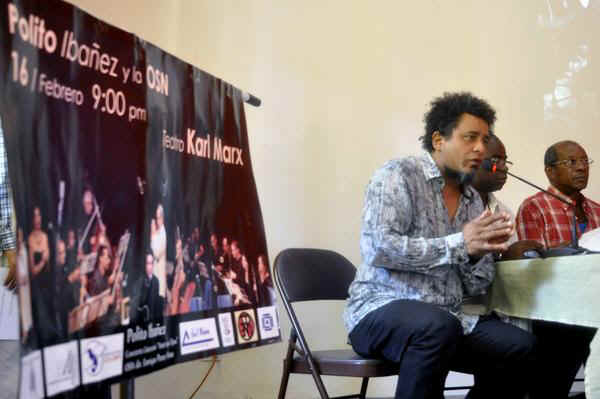 El cantautor cubano Polito Ibáñez participando en la conferencia de prensa para anunciar el programa artístico de la 22 Feria Internacional del Libro Cuba 2013, realizada en la Casa del ALBA Cultural, en La Habana. AIN FOTO/Roberto MOREJON RODRIGUEZ