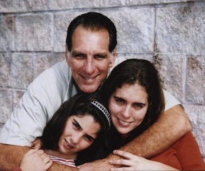 René con sus hijas Ivette e Irma.