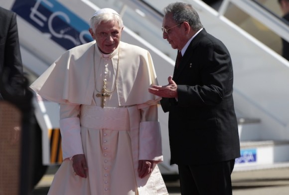 Raúl recibe a Benedicto XVI en Santiago de Cuba. Foto: Ismael Francisco/ Cubadebate