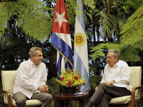 El Presidente cubano Raúl Castro Ruz y el Ministro de Defensa de Argentina, 3 de julio de 2014. Foto: Estudios Revolución
