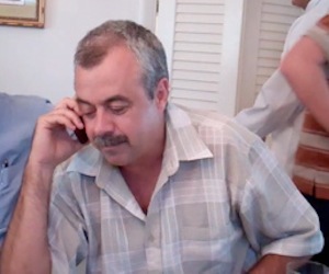 Carlos Alberto Cremata conversa con Gerardo.