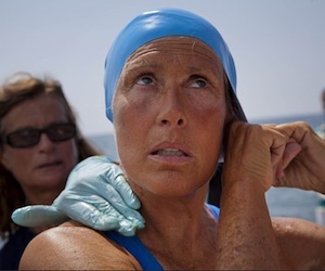 La nadadora estadounidense Diana Nyad comienza a nadar en La Habana el sábado, 18 de agosto del 2012 rumbo a la los cayos de la Florida sin jaula de protección contra los tiburones. Foto: Ramon Espinosa, AP.